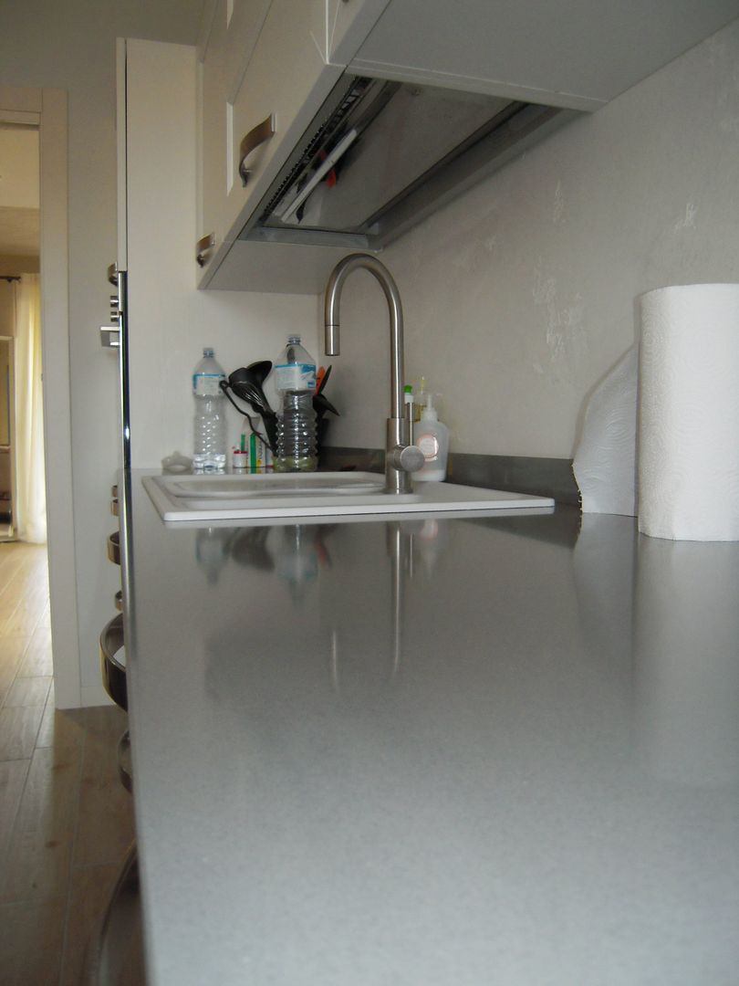 Appartamento a Lonato del Garda, ARREDAMENTI VOLONGHI s.n.c. ARREDAMENTI VOLONGHI s.n.c. Modern style kitchen Quartz Bench tops