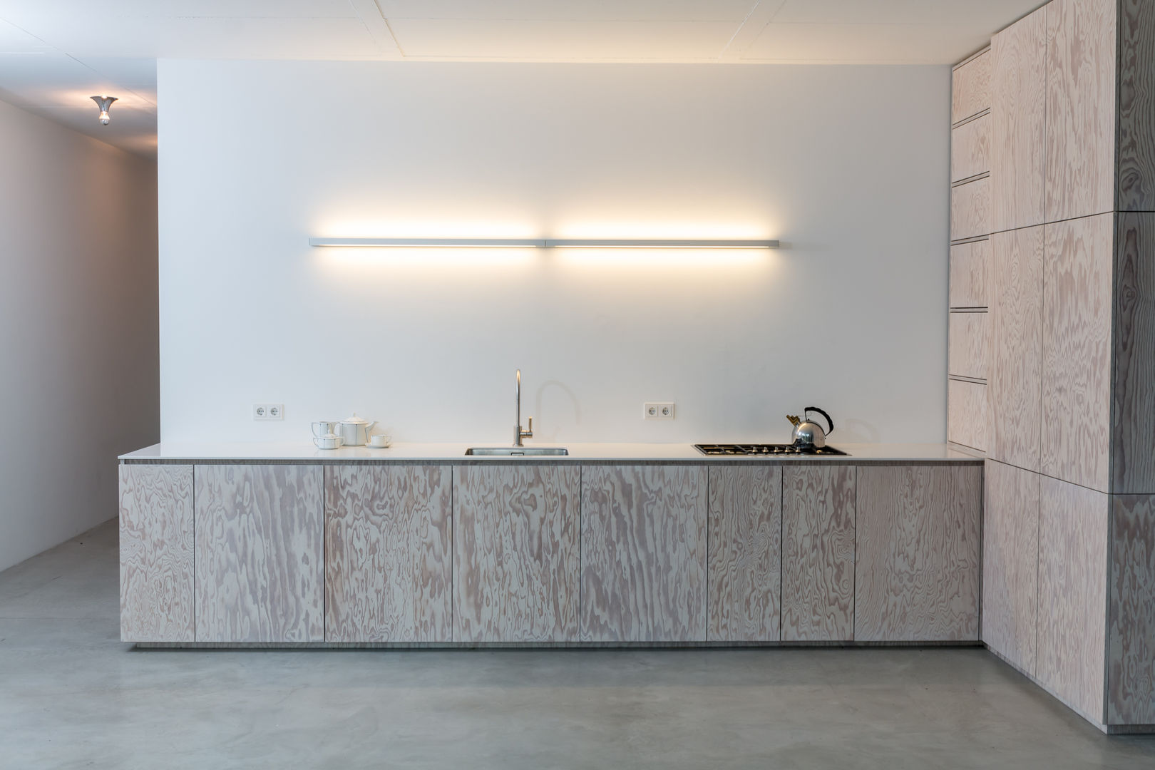 Minimalistische Küche in Seekiefer, DER RAUM DER RAUM Kitchen Wood Wood effect
