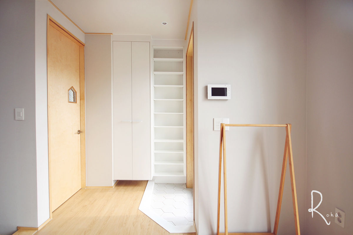 미니멀한 자연주의 감성주택, 33평 주택리모델링, 로하디자인 로하디자인 Minimalist corridor, hallway & stairs