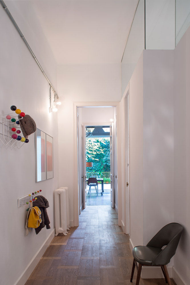 Vivienda bajos Madrazo, MIRIAM CASTELLS STUDIO MIRIAM CASTELLS STUDIO Modern Corridor, Hallway and Staircase