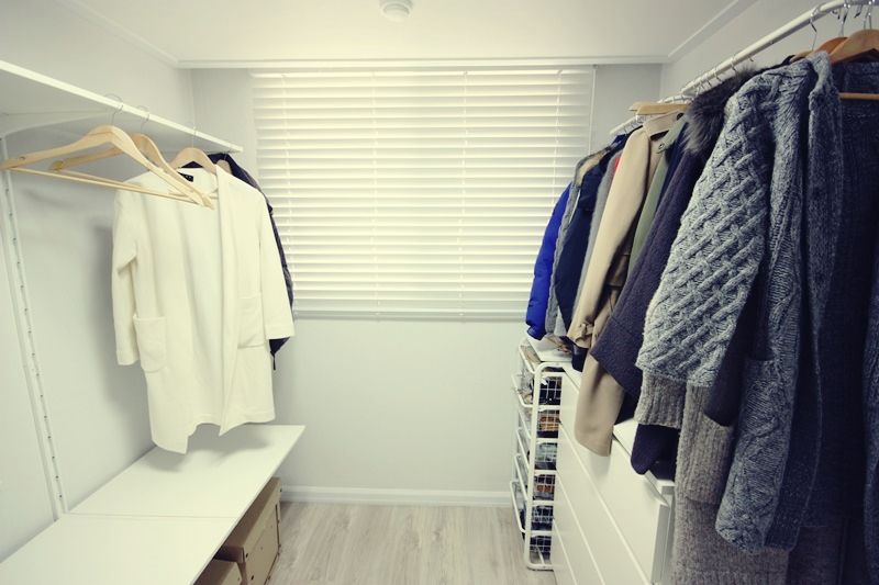 22평 복도식 모던 홈스타일링, homelatte homelatte Dressing moderne