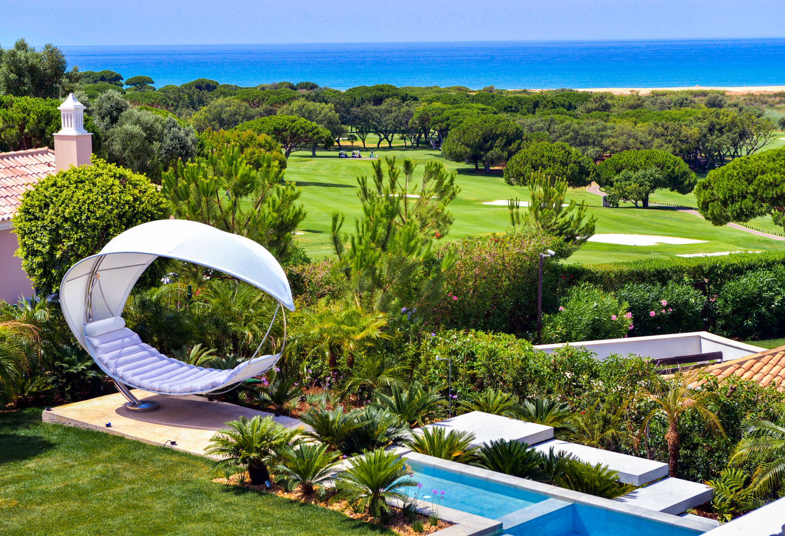 Modern Villa Vale do Lobo, Pure Allure Interior Pure Allure Interior 모던스타일 발코니, 베란다 & 테라스 가구