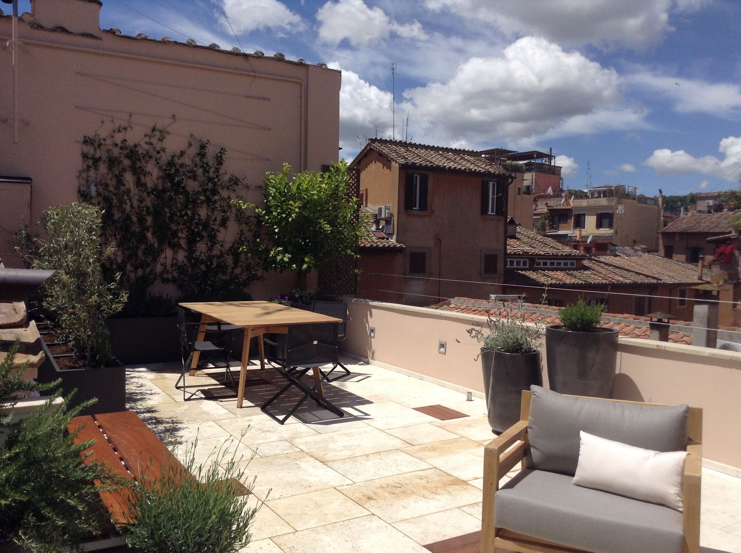 Una terrazza moderna mediterranea, Au dehors Studio. Architettura del Paesaggio Au dehors Studio. Architettura del Paesaggio