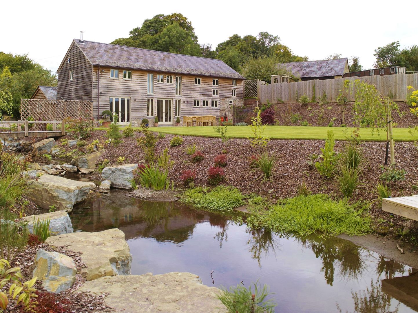 Border Oak House Unique Landscapes Jardins campestres Border Oak House,Border Oak,Traditional garden,water in garden,water feature