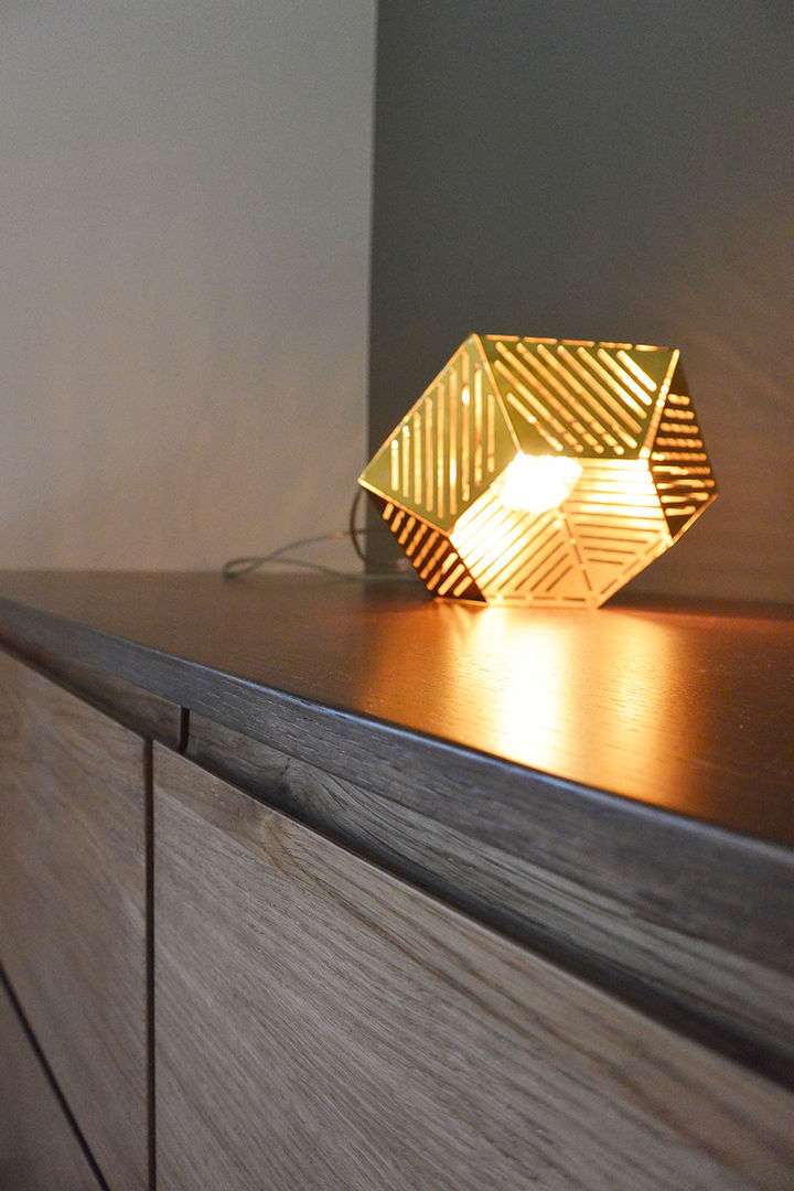 appartamento F studiovert Camera da letto minimalista Legno Effetto legno mobile,su misura,lampada di ottone