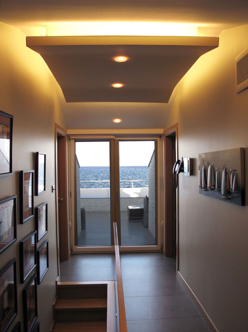 homify Modern corridor, hallway & stairs Lighting