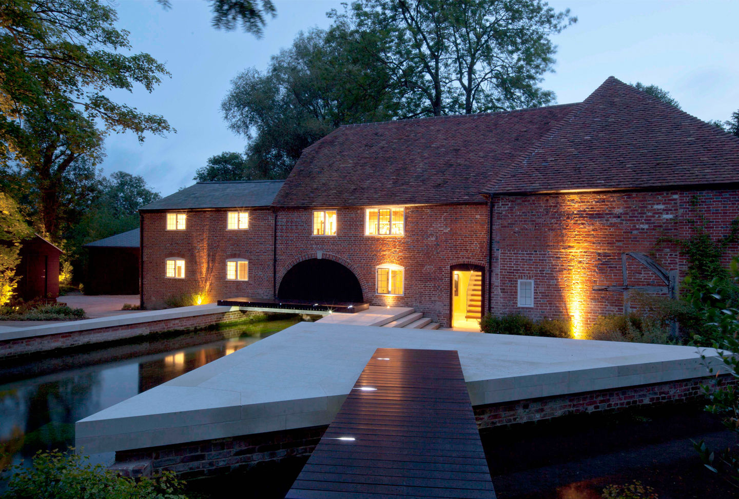 Mill House, Ayre Chamberlain Gaunt Ayre Chamberlain Gaunt Casas de estilo rural mill,facade,brick