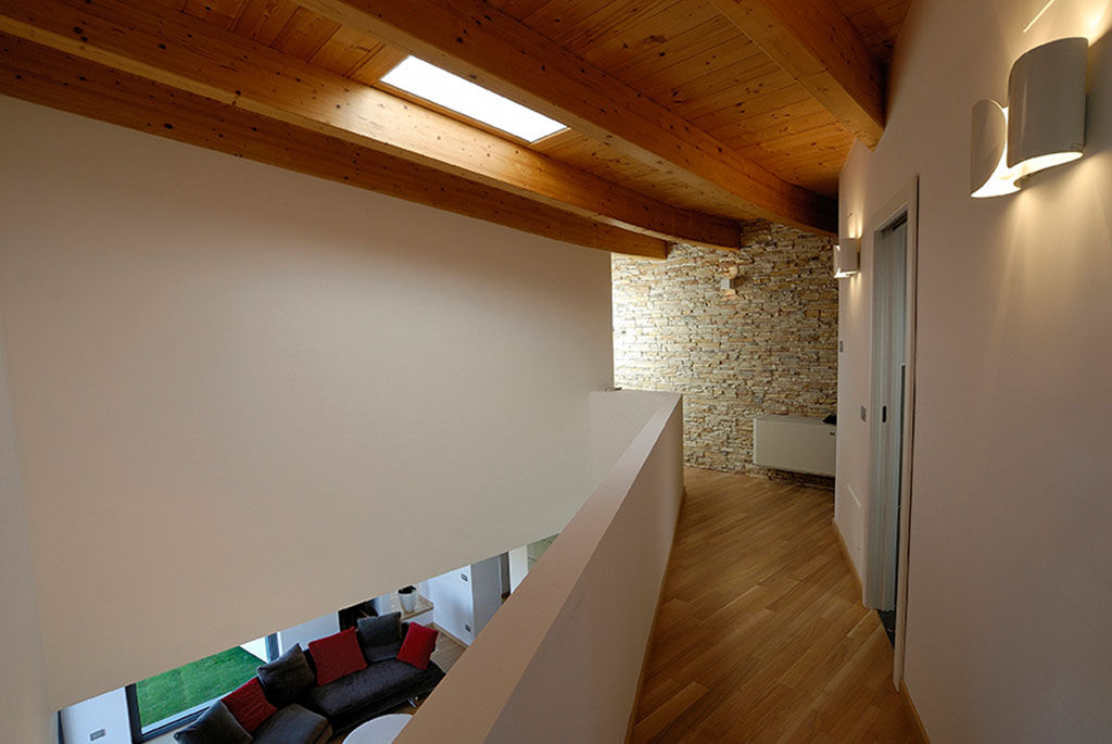 COMPLESSO RESIDENZIALE “MIRANTE”, POMP0NI ASSOCIATI SRL POMP0NI ASSOCIATI SRL Modern Corridor, Hallway and Staircase