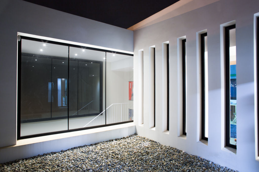 Casa David y Esther, Robert Arquitectes Robert Arquitectes Modern corridor, hallway & stairs