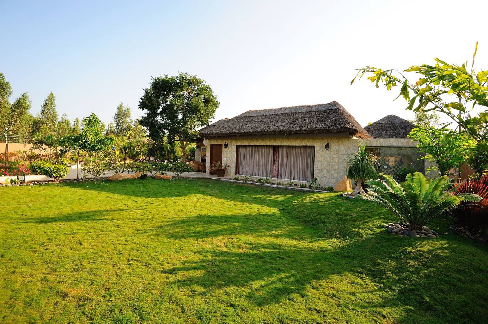 A Luxirious Thatched Villa, iammies Landscapes iammies Landscapes Jardins mediterrâneos