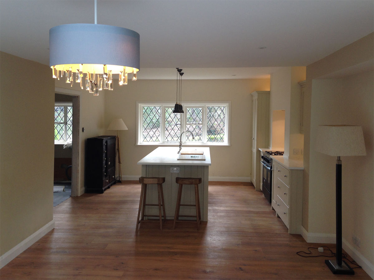 New Kitchen/Dining Room at 19thC property homify Cocinas de estilo rural kitchen,shaker style,bespoke kitchen,oak flooring,timber flooring,kitchen/diner,open plan,leaded windows,pendant light