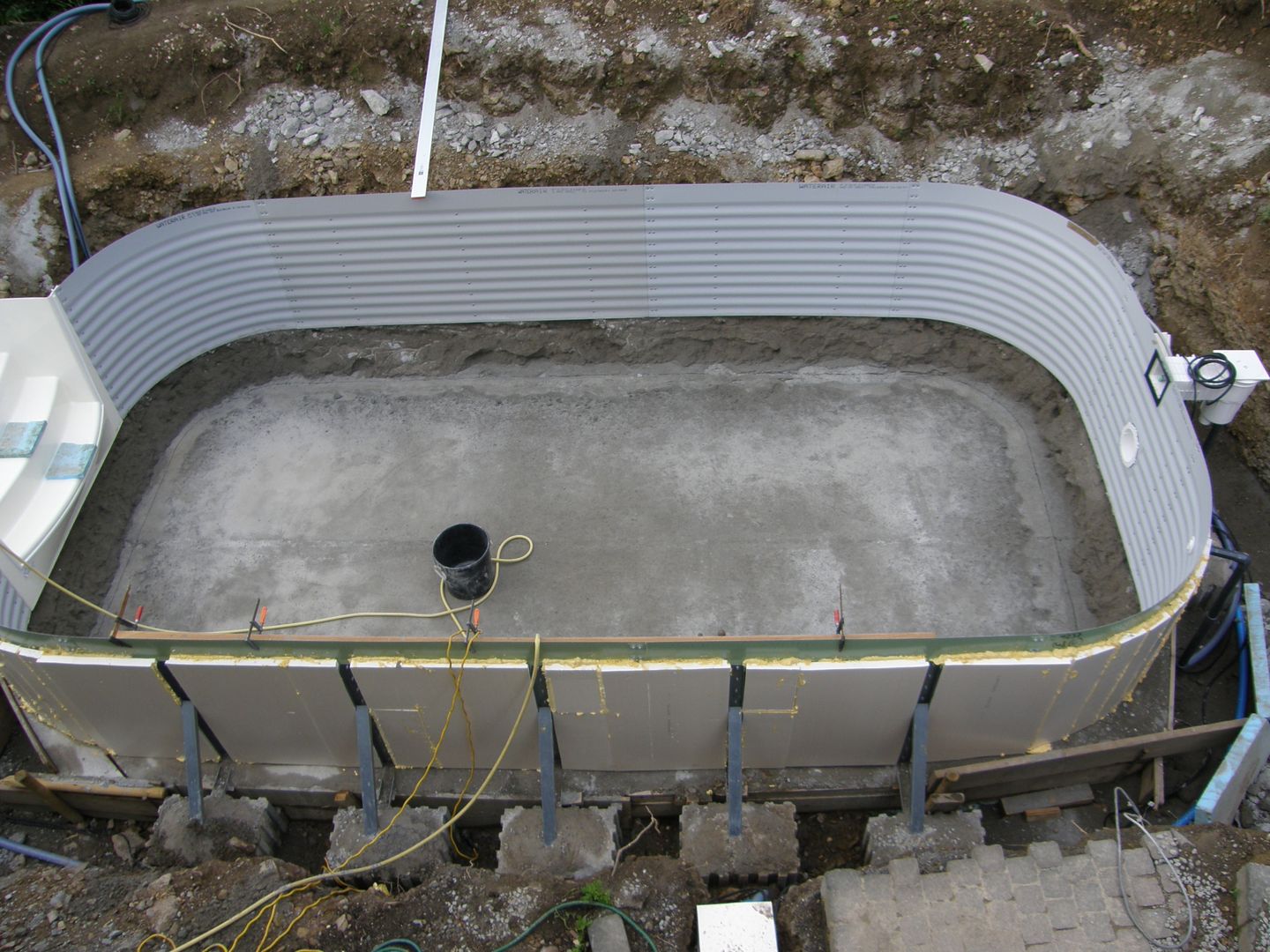 Einbau eines Stahlwandpools, Hesselbach GmbH Hesselbach GmbH Mediterranean style garden stahlwandpool,selbstbaupool