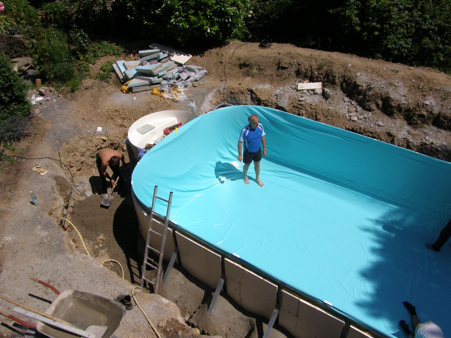 Einbau eines Stahlwandpools, Hesselbach GmbH Hesselbach GmbH Jardins mediterrâneos