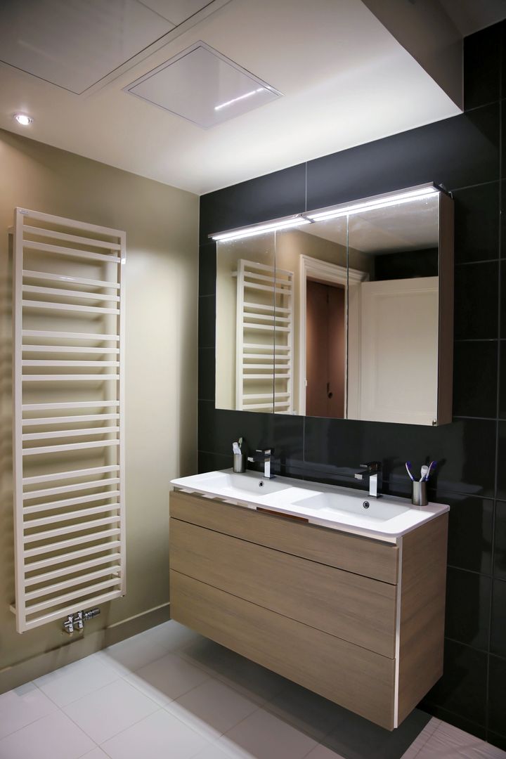 Agencement contemporain d’un appart Haussmannien, Agence Laurent Cayron Agence Laurent Cayron Modern bathroom