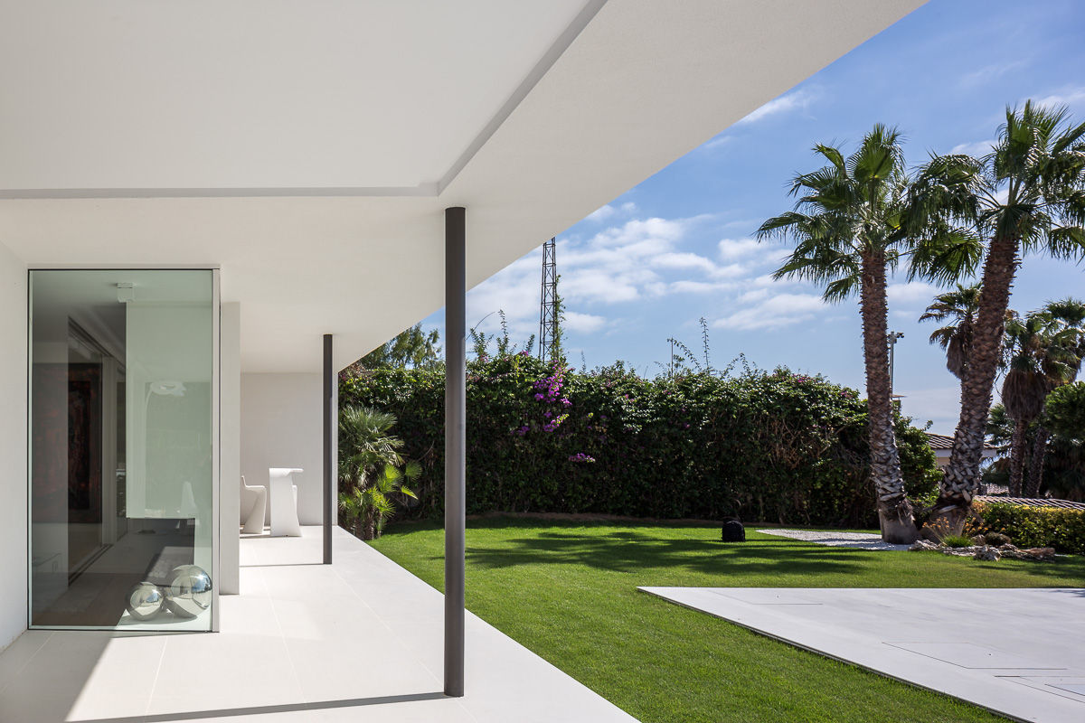 Casa Herrero | 08023 architects, Simon Garcia | arqfoto Simon Garcia | arqfoto 庭院