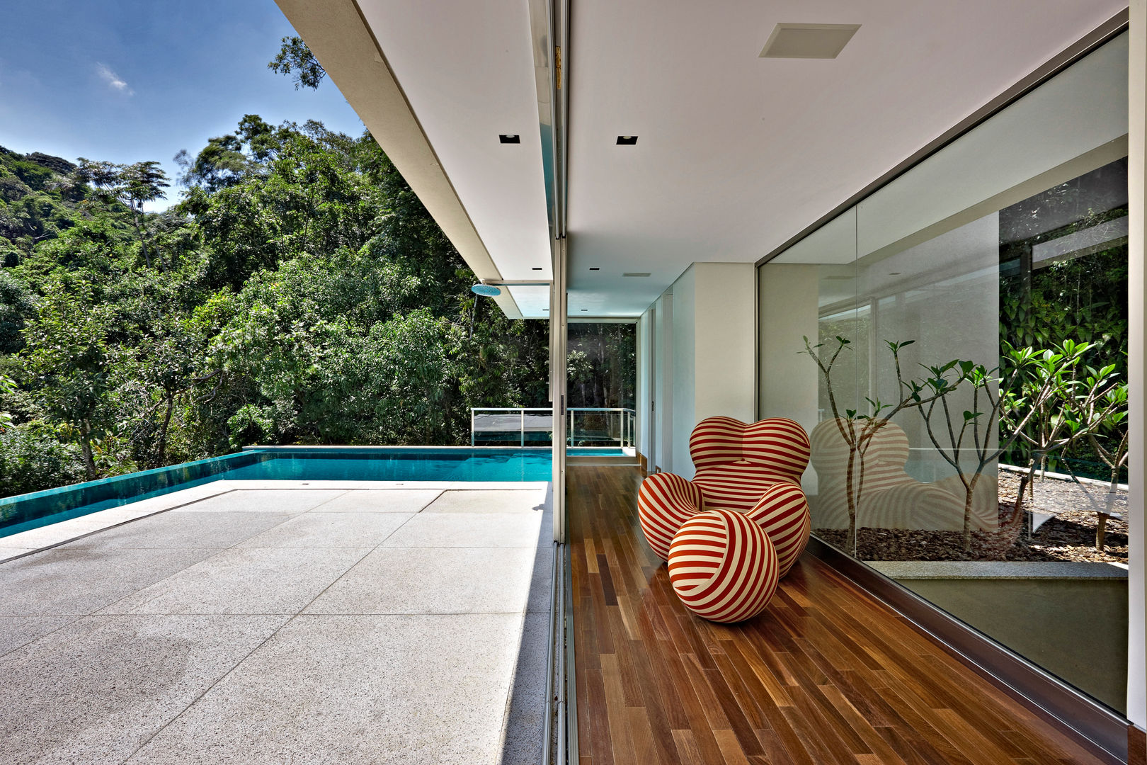 Casa Bosque da Ribeira, Lanza Arquitetos Lanza Arquitetos モダンデザインの テラス