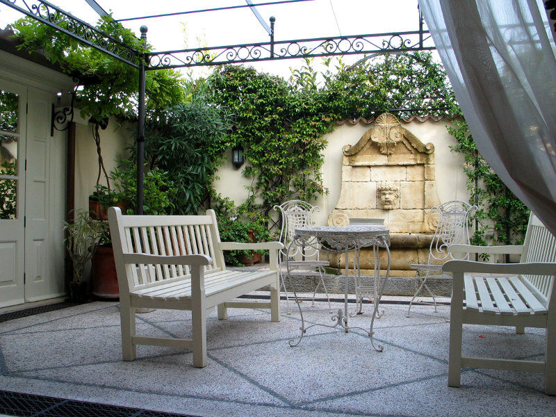 homify Balcones y terrazas clásicos