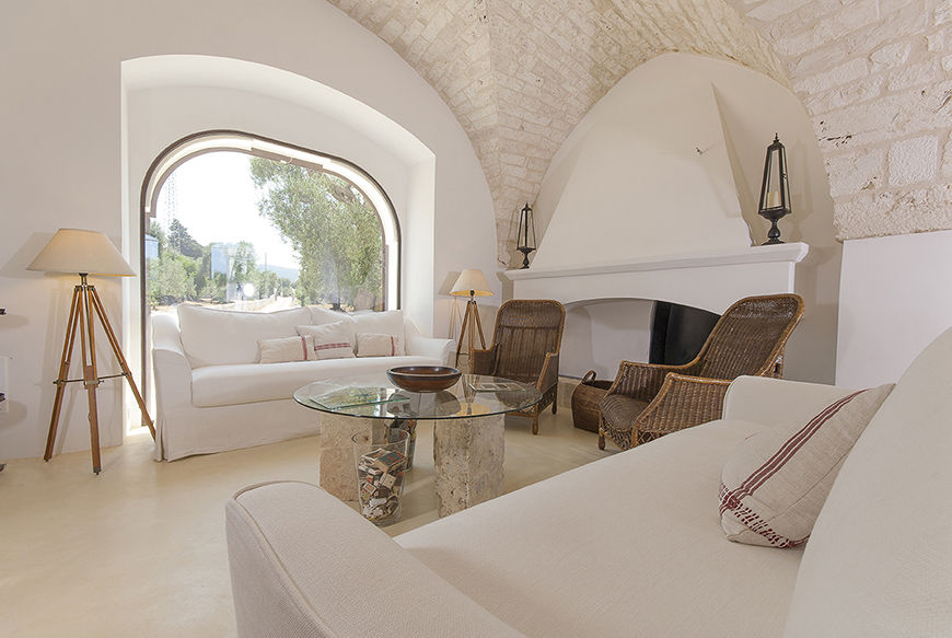 MASSERIA - OSTUNI, STUDIOTALENT srl STUDIOTALENT srl Mediterranean style living room