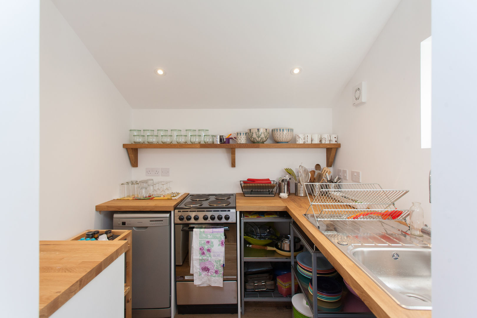 Putmans Barn, Hampshire Design Consultancy Ltd. Hampshire Design Consultancy Ltd. Country style kitchen White