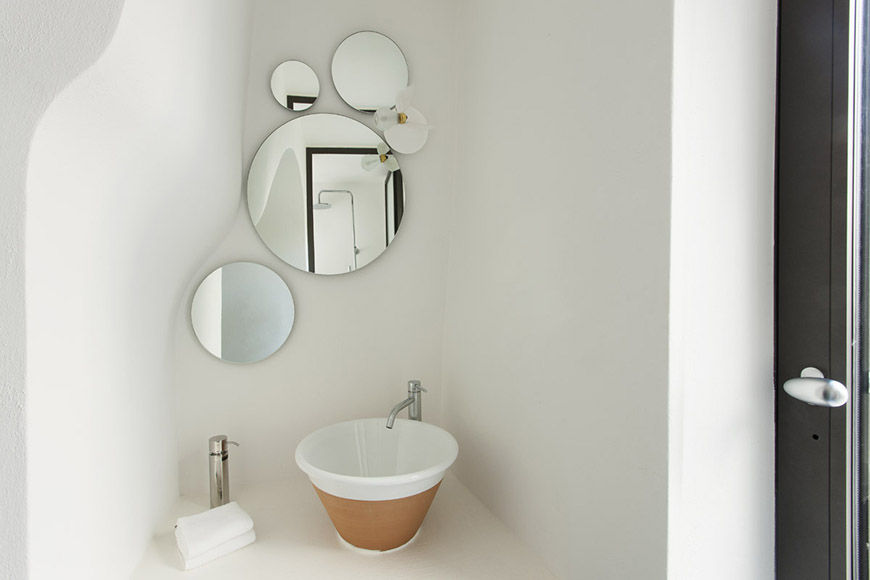 ABITAZIONE PRIVATA - OSTUNI, STUDIOTALENT srl STUDIOTALENT srl Bagno moderno Apparecchio idraulico,Specchio,bianco,Rubinetto,Lavandino del bagno,Bagno,Di legno,Ferramenta per la casa,Apparecchio,impianto idraulico