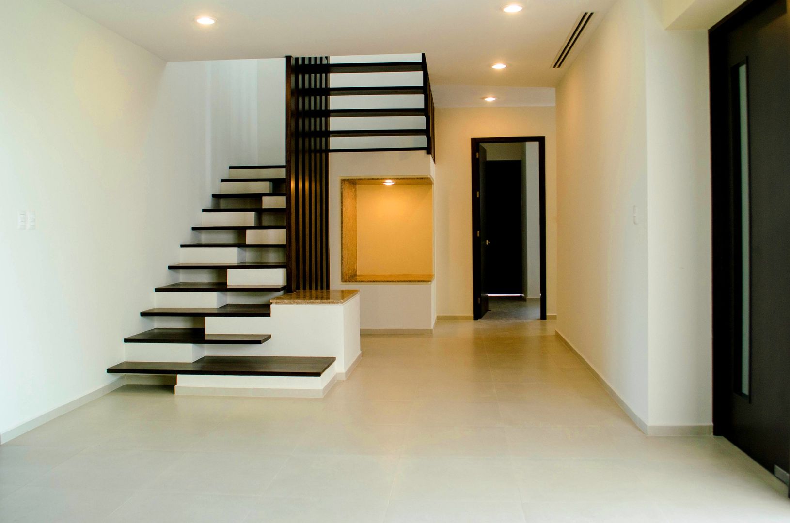 CASA OO, ARKOT arquitectura + construcción ARKOT arquitectura + construcción Modern corridor, hallway & stairs