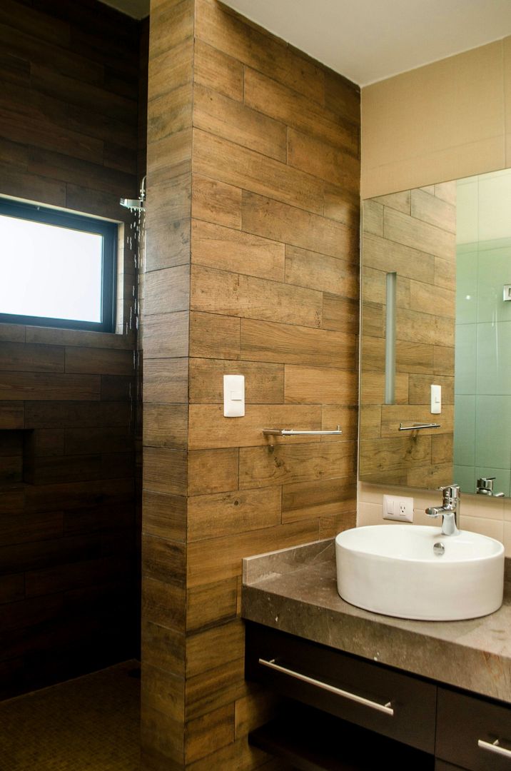 Regadera y lavabos en baño ARKOT arquitectura + construcción Baños modernos