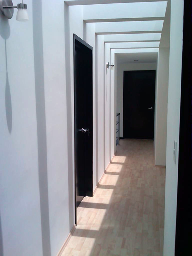 homify Modern Corridor, Hallway and Staircase