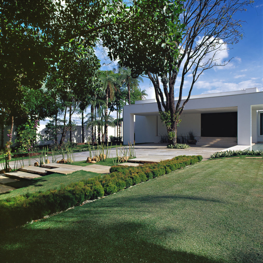 Casa na Pampulha, Lanza Arquitetos Lanza Arquitetos Modern houses