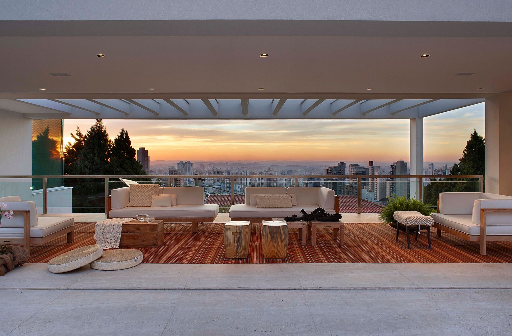 Casa nas Mangabeiras, Lanza Arquitetos Lanza Arquitetos Modern balcony, veranda & terrace