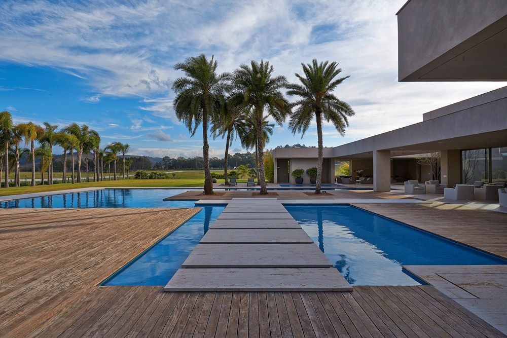 Casa na Fazenda Capitão do Mato , Lanza Arquitetos Lanza Arquitetos Piscinas modernas Nuvem,Céu,Água,Dia,Propriedade,Plantar,Azure,Piscina,Árvore,Arecales