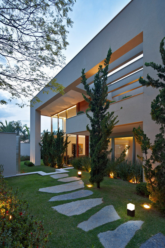 Casa no Clube dos Caçadores - BH , Lanza Arquitetos Lanza Arquitetos Casas modernas Plantar,Céu,Propriedade,Dia,Prédio,Natureza,Folha,Árvore,Iluminação,Sombra