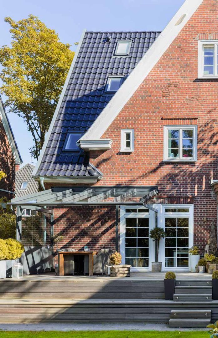 Terrassendach: Ein windgeschützter Sonnensitz für die langen Tage, Solarlux GmbH Solarlux GmbH Balcones y terrazas de estilo rural