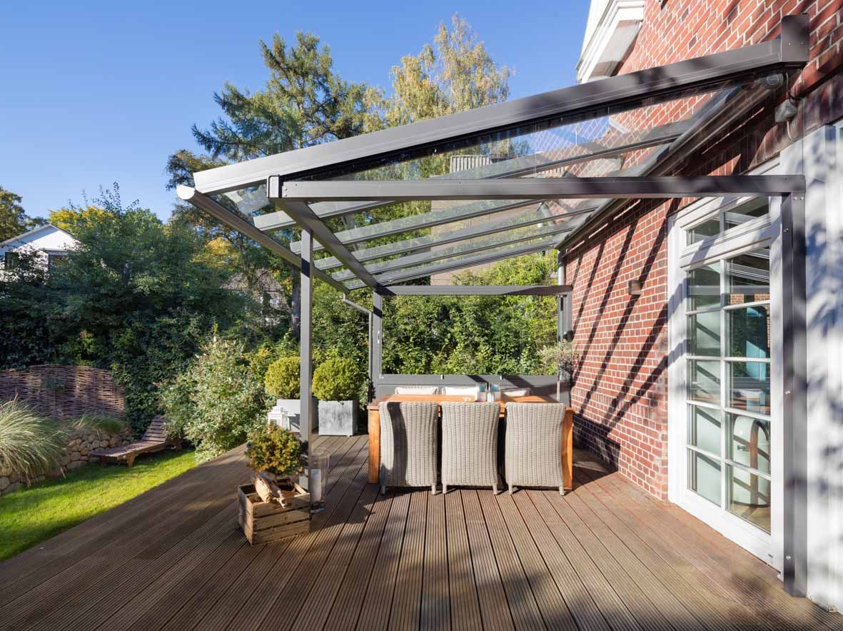 Terrassendach: Ein windgeschützter Sonnensitz für die langen Tage, Solarlux GmbH Solarlux GmbH Patios & Decks