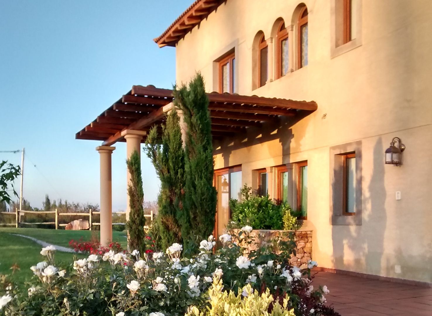 Vivienda en Algodon Wine Estates - Lote E11, Azcona Vega Arquitectos Azcona Vega Arquitectos Mediterranean style houses