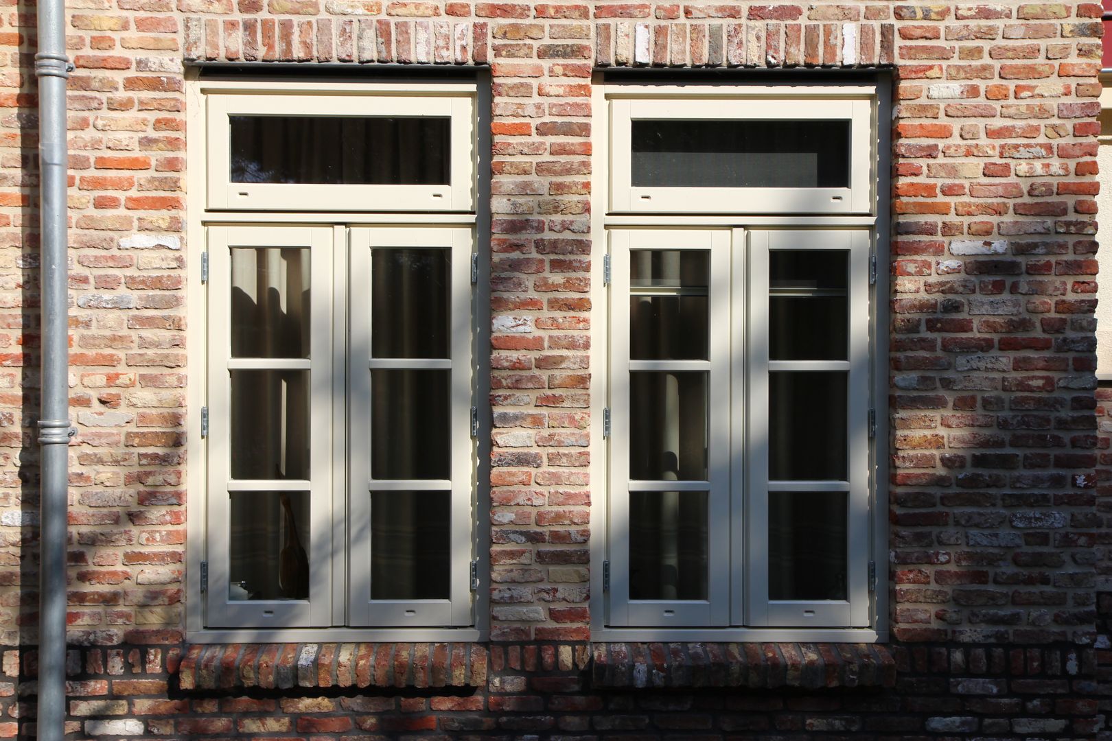Twee kozijnen met roedes OX architecten Landelijke ramen & deuren Wienersprossen,roedes