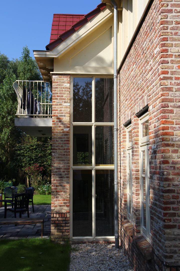 Engelse cottage in het Groene Hart, OX architecten OX architecten Puertas y ventanas de estilo rural