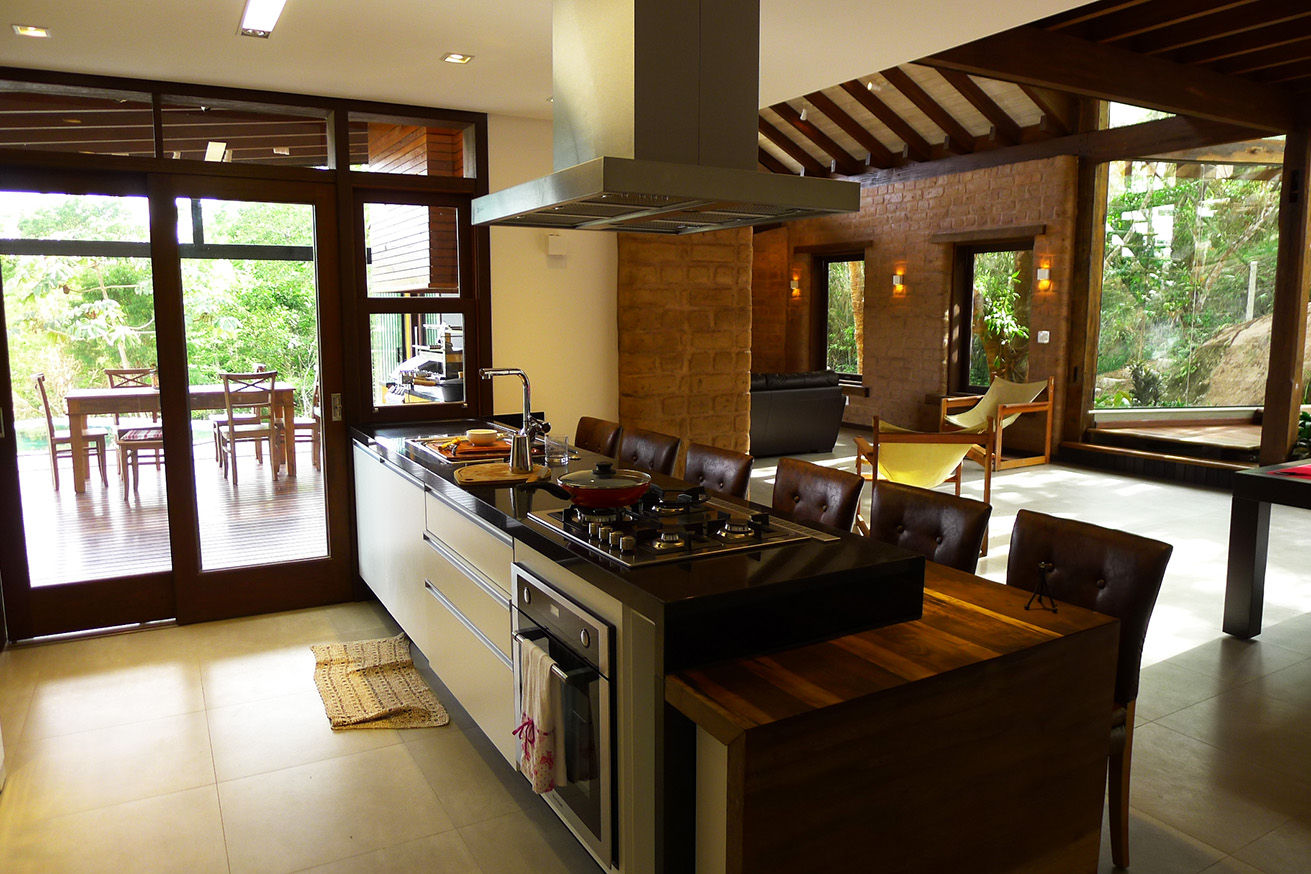 Casa Santo Antonio de Lisboa, Baixo Impacto Arquitetura Ltda. Baixo Impacto Arquitetura Ltda. Rustic style kitchen