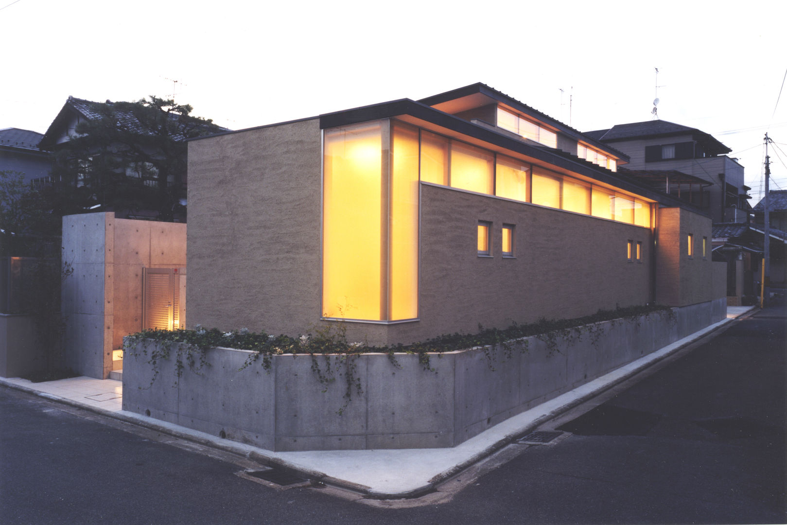 高窓と中庭の家－高低差を活かす－, 一級建築士事務所アトリエｍ 一級建築士事務所アトリエｍ Casas modernas