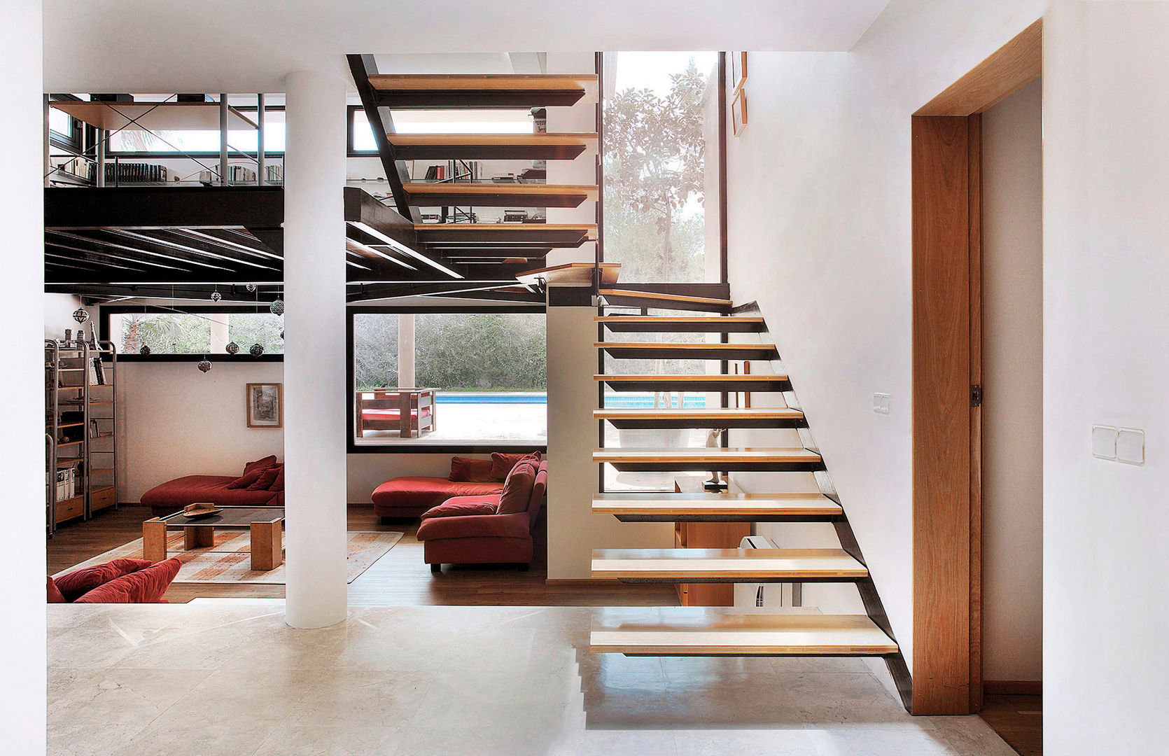 homify Pasillos, vestíbulos y escaleras modernos