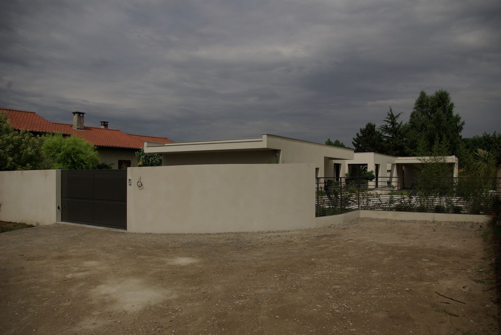 Maison cubique moderne avec piscine, Pierre Bernard Création Pierre Bernard Création Casas mediterráneas