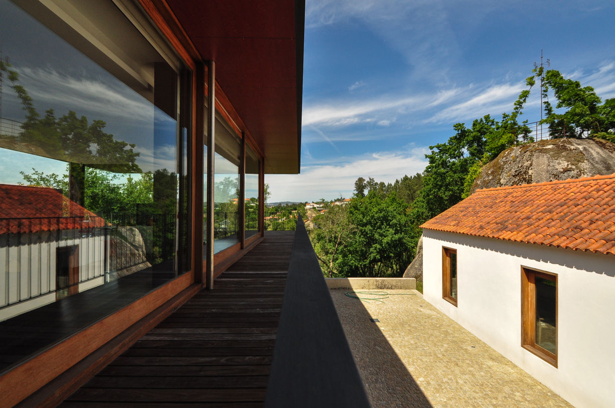 Casa Rui Leal, Lousinha Arquitectos Lousinha Arquitectos 모던스타일 주택