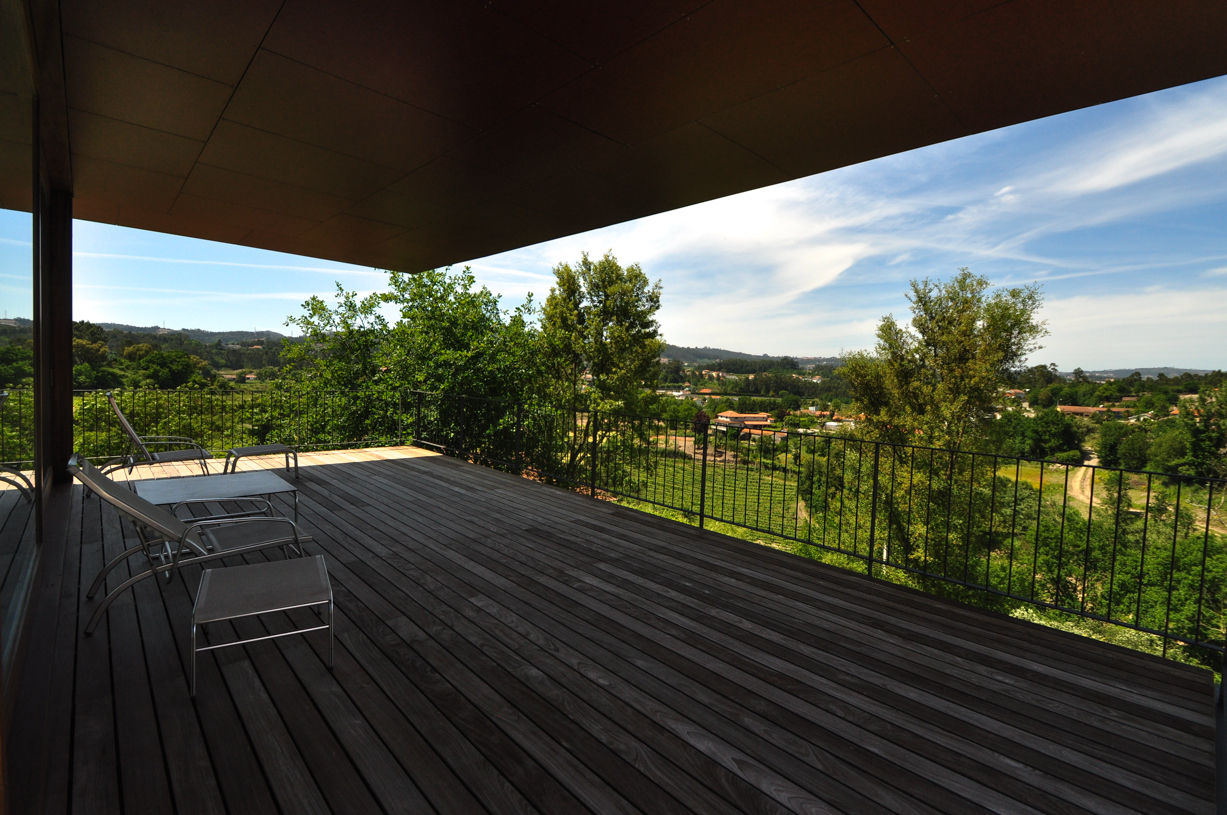 Casa Rui Leal, Lousinha Arquitectos Lousinha Arquitectos Balcon, Veranda & Terrasse modernes