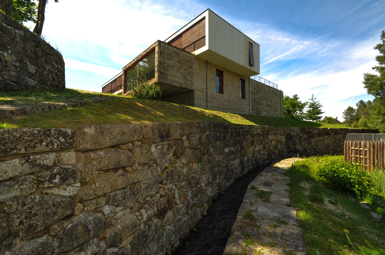 Casa Rui Leal, Lousinha Arquitectos Lousinha Arquitectos Casas estilo moderno: ideas, arquitectura e imágenes