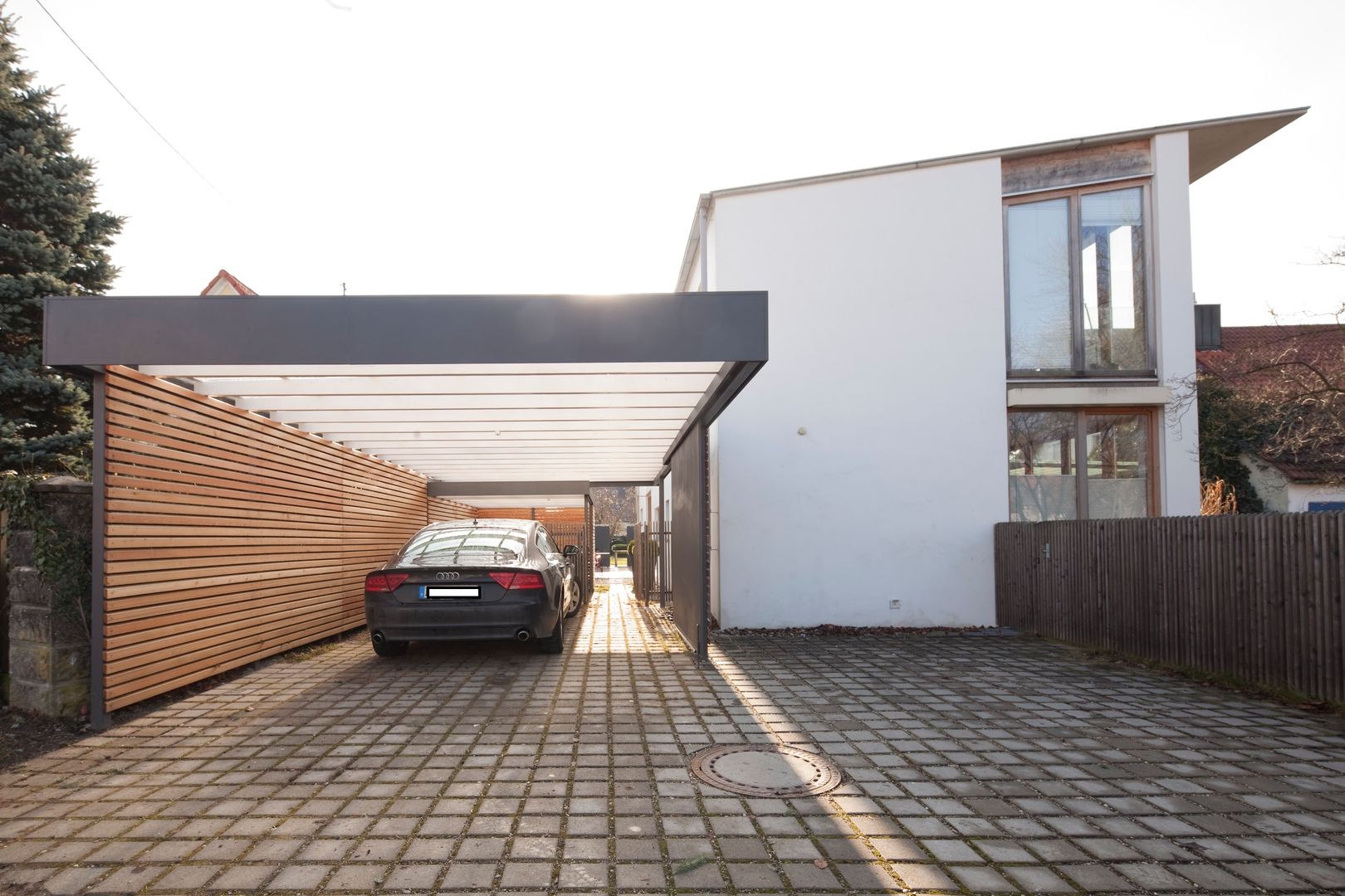 Modernes Carport im puristischen Look, Architekt Armin Hägele Architekt Armin Hägele Moderne Garagen & Schuppen Autoparklicht,Gebäude,Wagen,Himmel,Fahrzeugbeleuchtung,Fahrzeug,Fenster,Straßenbelag,Reifen,Asphalt