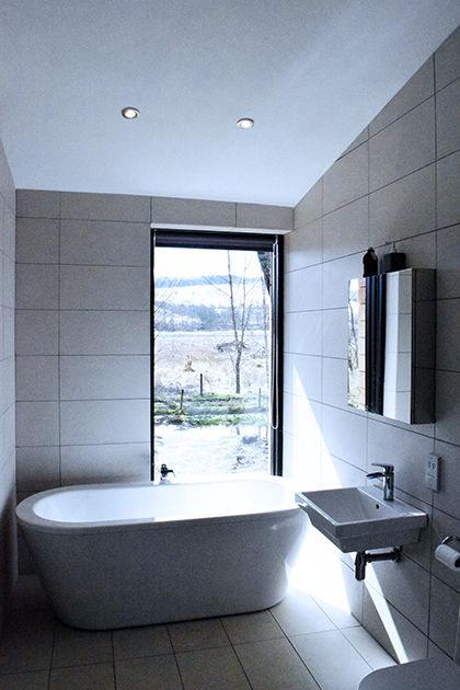 Bathroom Brown & Brown Architects Modern bathroom ٹائلیں modern,timber,stone,glass,house,rural,scotland,cairngorms,sustainable,strathdon,tile,bath