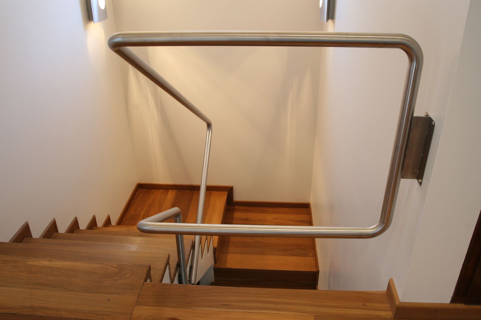 CASA OG, Poggi Schmit Arquitectura Poggi Schmit Arquitectura Modern corridor, hallway & stairs