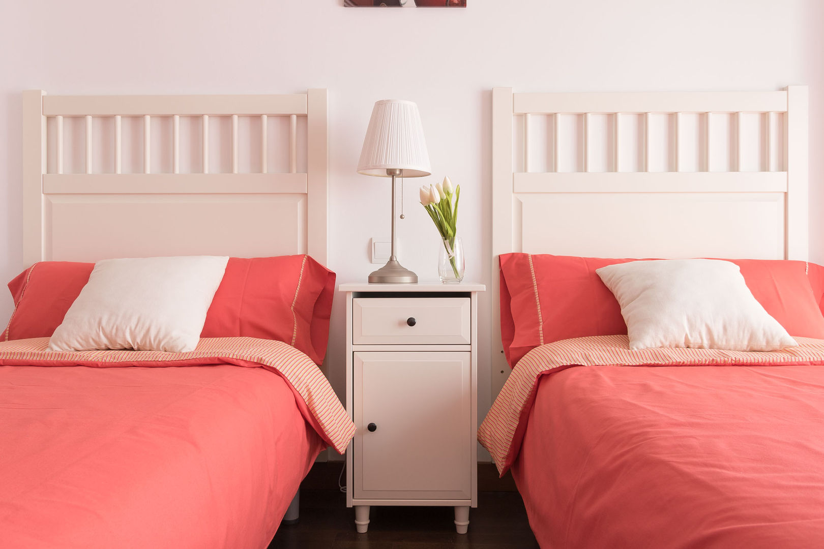 REPORTAJE FOTOGRÁFICO ALQUILER TURÍSTICO, Become a Home Become a Home Спальня в скандинавском стиле