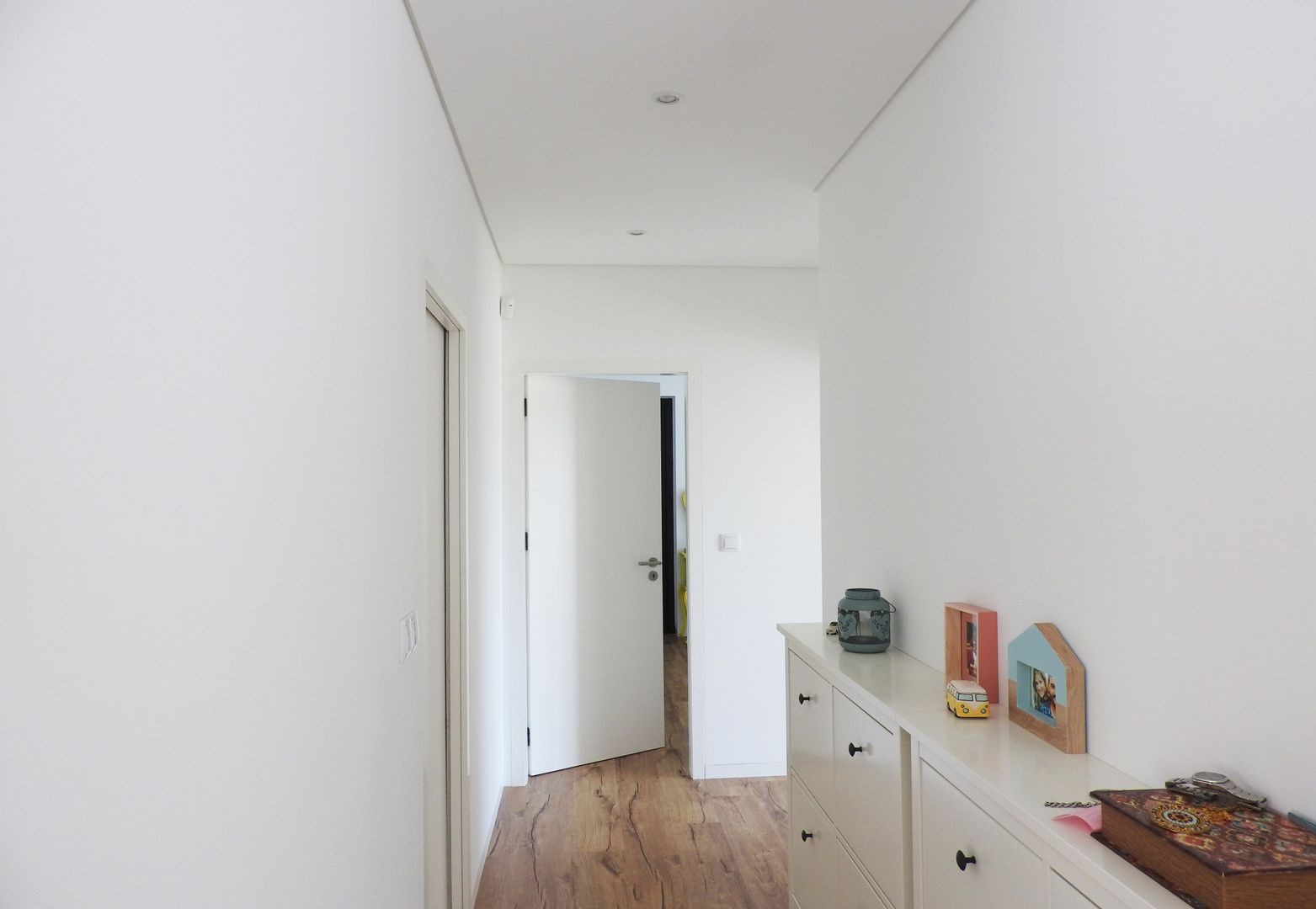 Casa Heitor, Jesus Correia Arquitecto Jesus Correia Arquitecto Modern corridor, hallway & stairs