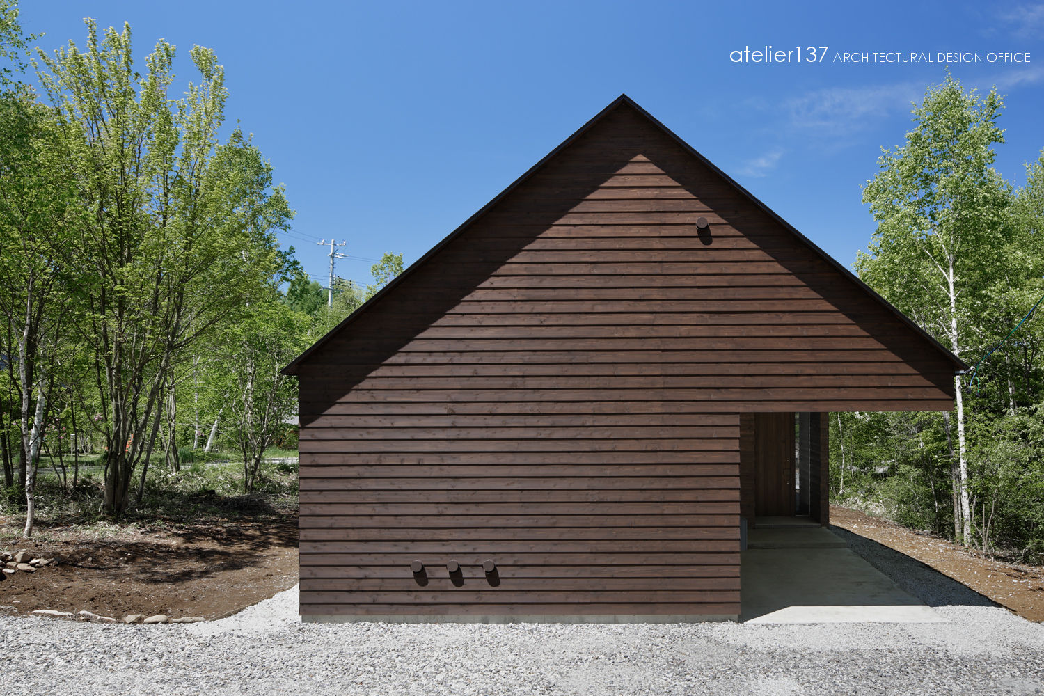 外観 atelier137 ARCHITECTURAL DESIGN OFFICE 北欧風 家 木 木目調 外観,三角屋根,板張