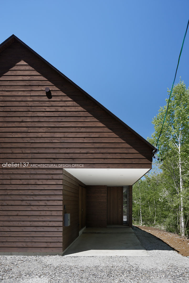 043八ヶ岳原村Tさんの家, atelier137 ARCHITECTURAL DESIGN OFFICE atelier137 ARCHITECTURAL DESIGN OFFICE 車庫/遮陽棚 木頭 Wood effect